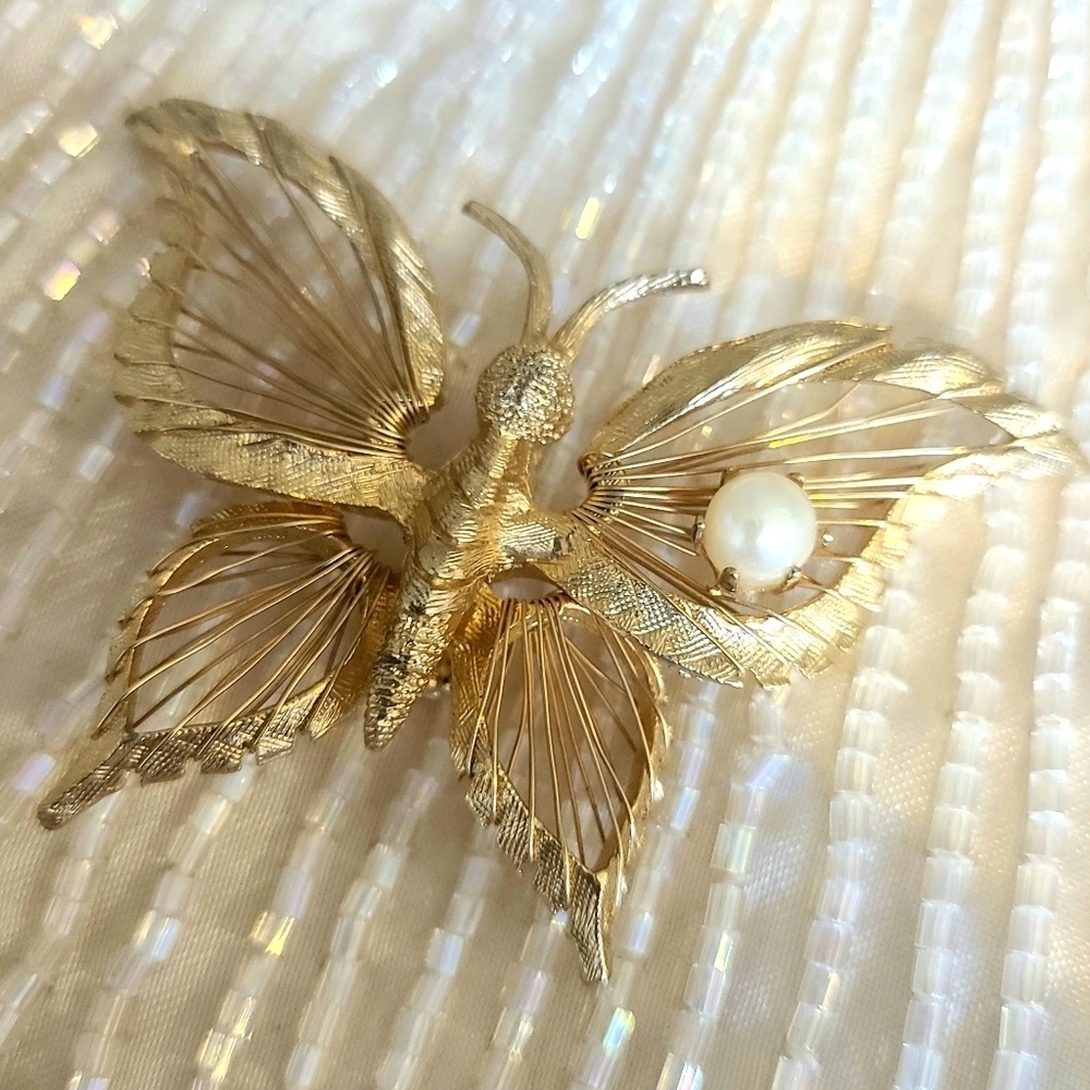 EUC Vtg Pearl/Gold Tone Butterfly Pin/Brooch
